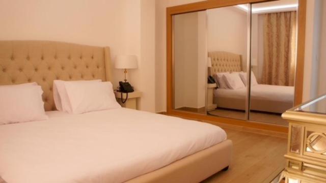 Suite, Delphin Nouadhibou