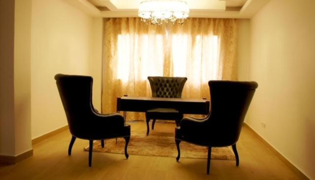 Suite, Delphin Nouadhibou