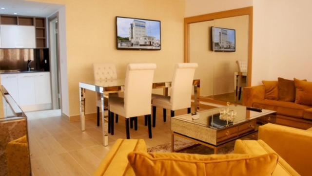 Suite, Delphin Nouadhibou