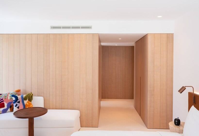 سوییت جونیور, The Standard, Ibiza