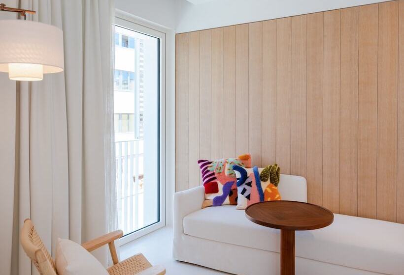 سوییت جونیور, The Standard, Ibiza