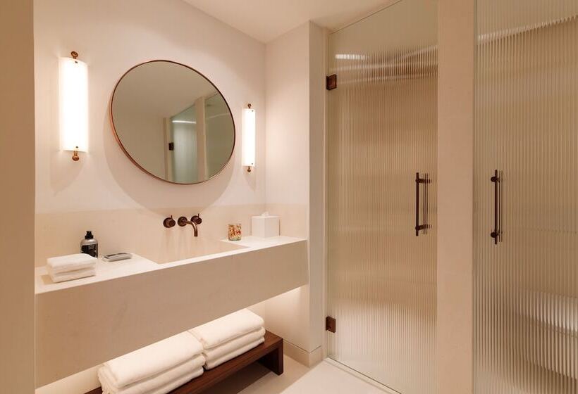 سوییت جونیور, The Standard, Ibiza