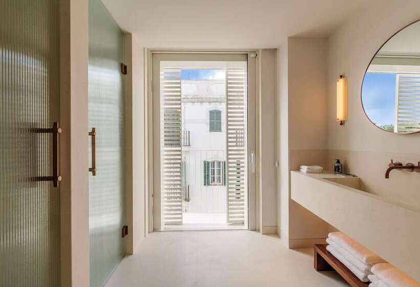 سوییت جونیور, The Standard, Ibiza