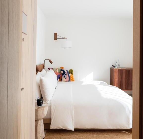 اتاق لوکس با تخت بزرگ, The Standard, Ibiza