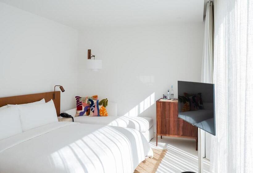 اتاق لوکس با تخت بزرگ, The Standard, Ibiza