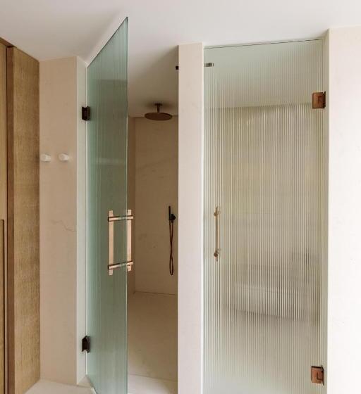 سوییت جونیور, The Standard, Ibiza