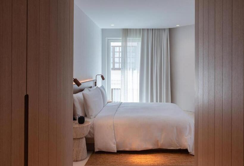 سوییت جونیور, The Standard, Ibiza