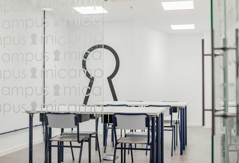 침실 4개 아파트, Micampus Santander Student Residence