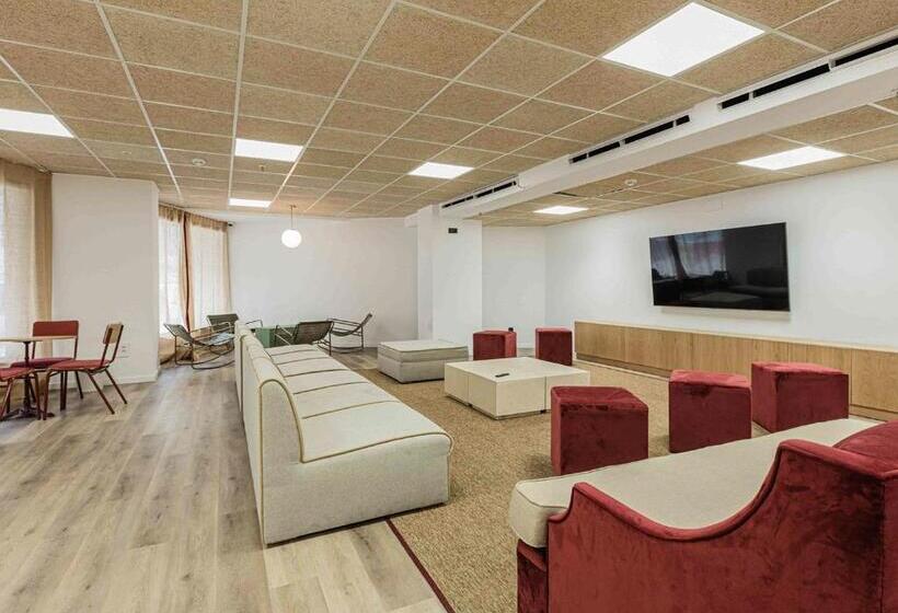 침실 4개 아파트, Micampus Santander Student Residence