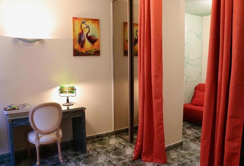 اتاق استاندارد سه تخته با چشم‌انداز استخر, La Casa Color