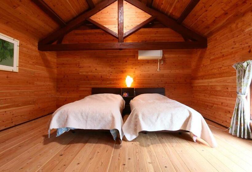 غرفة عائلية مطلّة علي الحديقة, Tubakiann