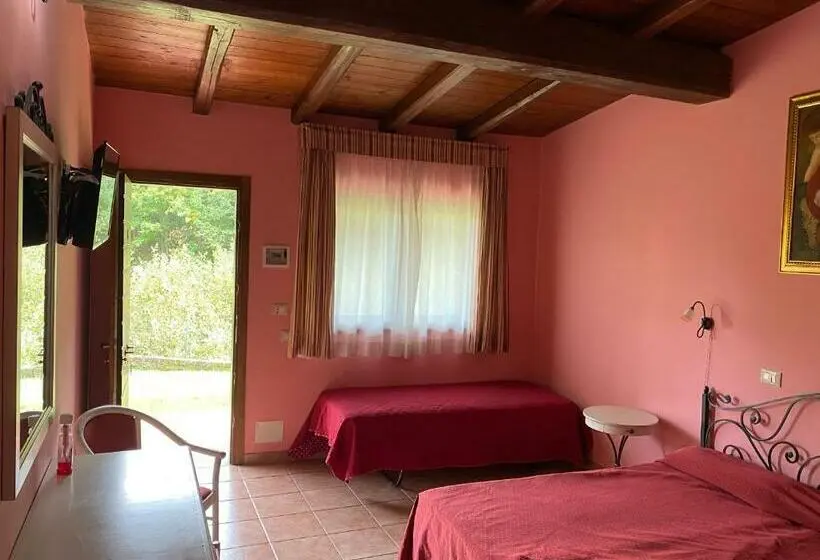 庭の見えるスタンダードトリプルルーム, Agriturismo Montefosco