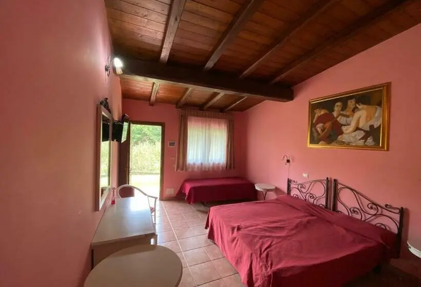 庭の見えるスタンダードトリプルルーム, Agriturismo Montefosco