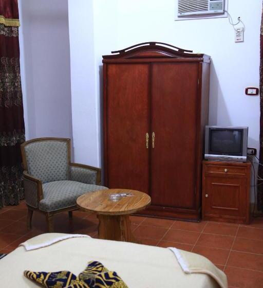 سوییت, Western Desert Hotel & Safari