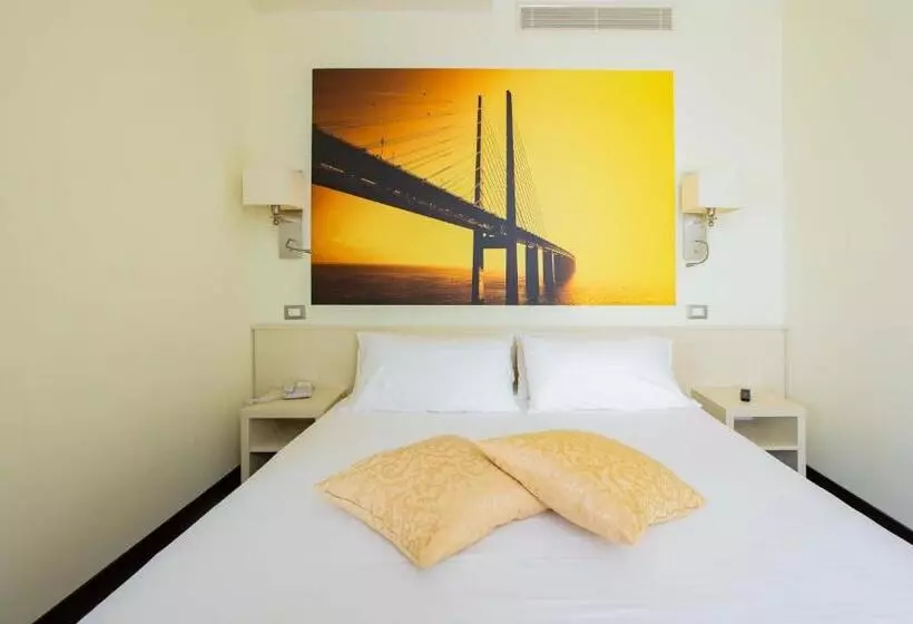اتاق خانوادگی با چشم‌انداز باغ, An Hotel Milano Melegnano