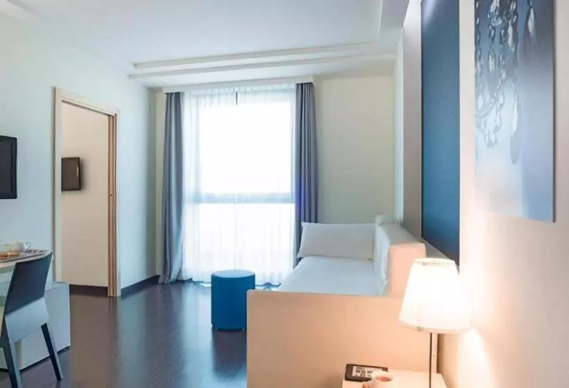 اتاق خانوادگی با چشم‌انداز باغ, An Hotel Milano Melegnano
