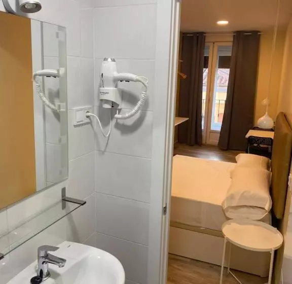 اتاق لوکس با بالکن, Hostal Oliver