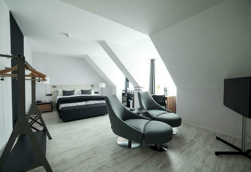 سوییت جونیور, Catalonia Berlin Mitte