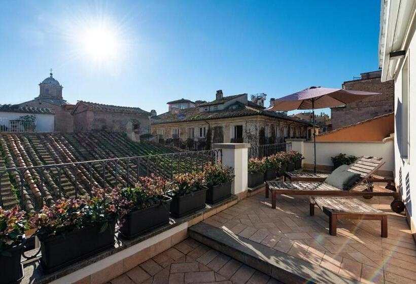 סוויטה עם טרסה, Coronari Palace