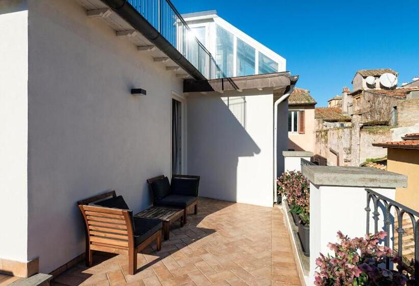 סוויטה עם טרסה, Coronari Palace