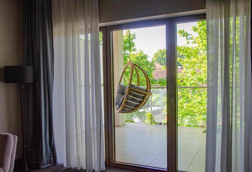 اتاق پرمیوم, Willa Port