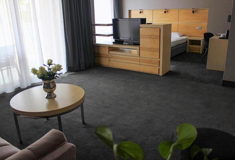 اتاق لوکس, Willa Port