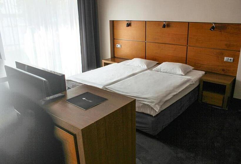 اتاق لوکس با چشمانداز, Willa Port