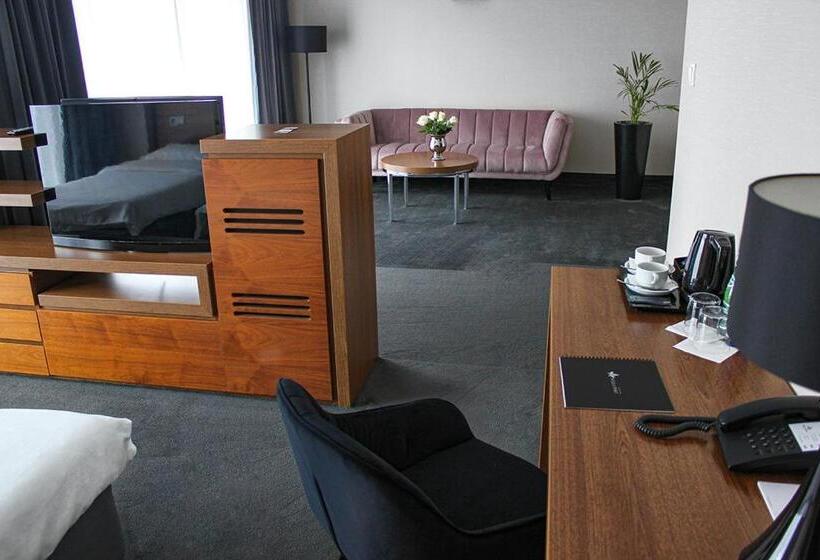 اتاق لوکس با چشمانداز, Willa Port