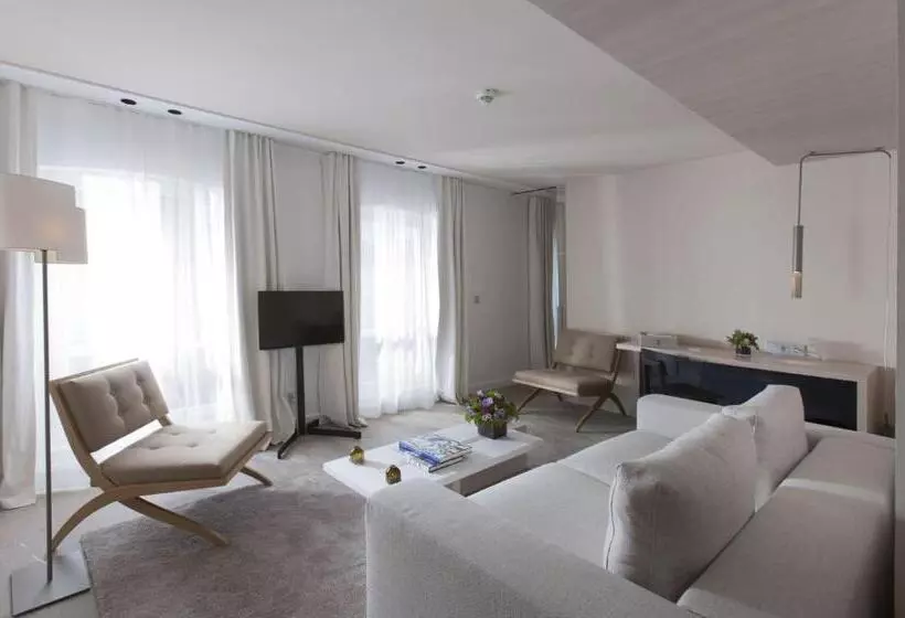 Junior Suite, De Nell