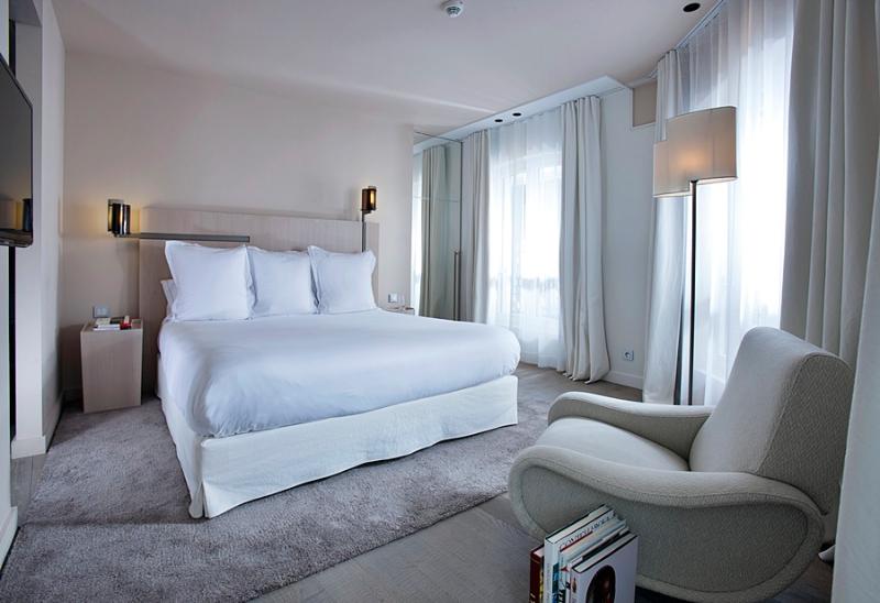 プレステージルーム, De Nell