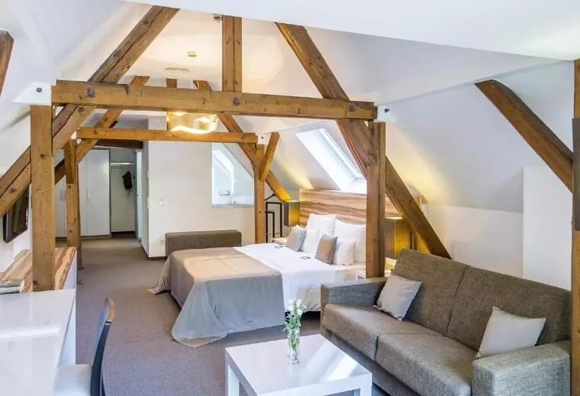 Suite with Terrace, Im Schulhaus