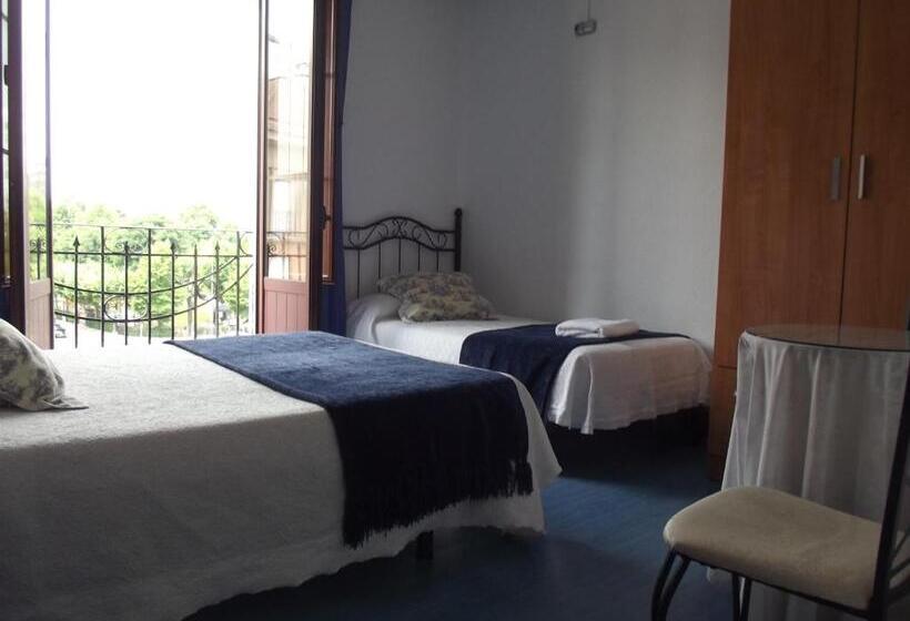 חדר סטנדרט לשלושה עם חדר אמבטיה משוף, Pensión Sandoval