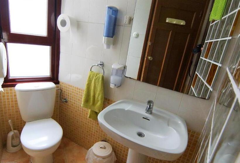 חדר סטנדרט לשלושה, Pensión Sandoval