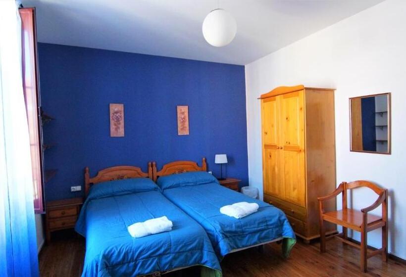 חדר סטנדרט לשלושה, Pensión Sandoval