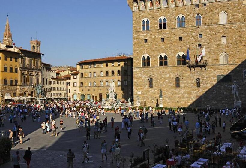 استودیوی لوکس, Relais Piazza Signoria