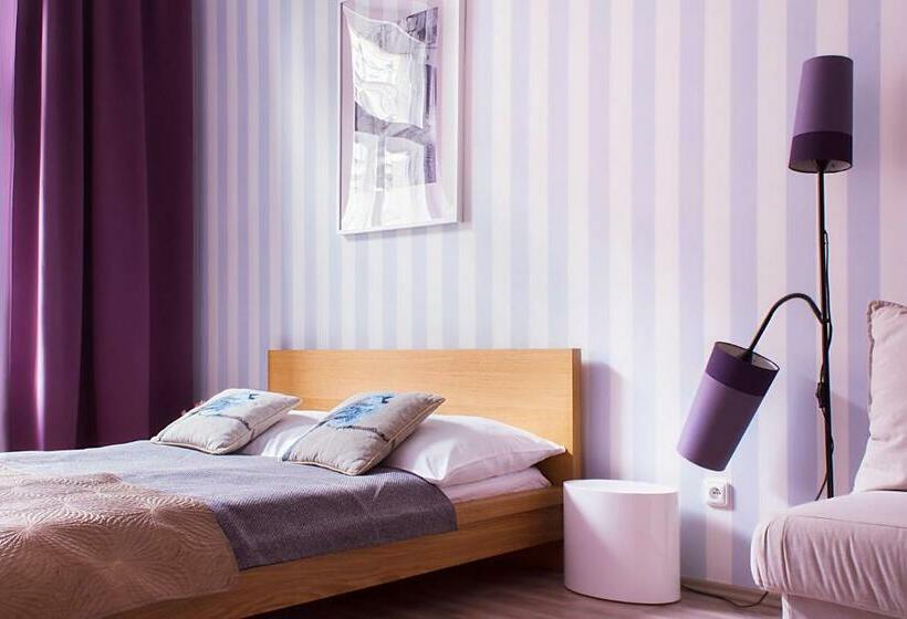 استودیوی استاندارد, Royal Court Legerova