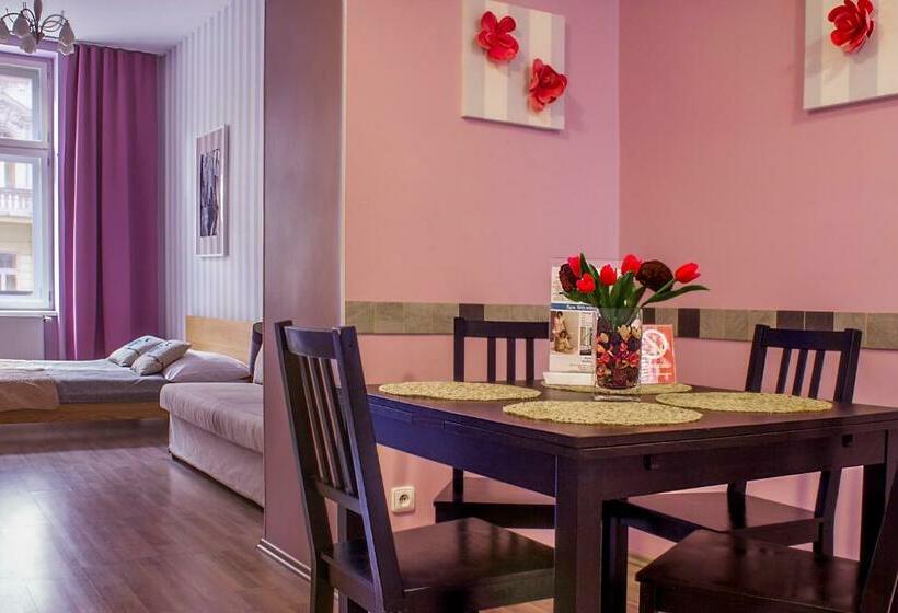 استودیوی استاندارد, Royal Court Legerova