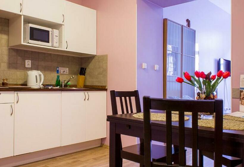 استودیوی استاندارد, Royal Court Legerova