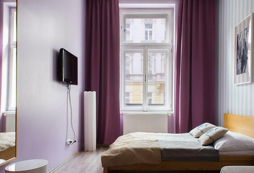 استودیوی استاندارد, Royal Court Legerova