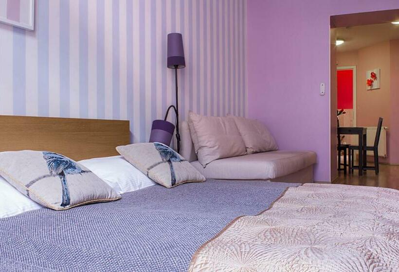 استودیوی استاندارد, Royal Court Legerova