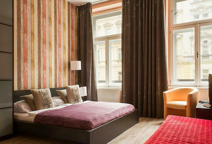 استودیوی استاندارد, Royal Court Legerova