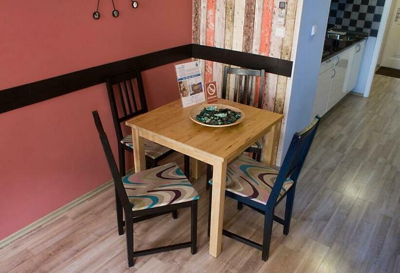 استودیوی استاندارد, Royal Court Legerova