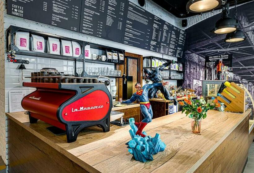 استودیوی استاندارد, Royal Court Legerova