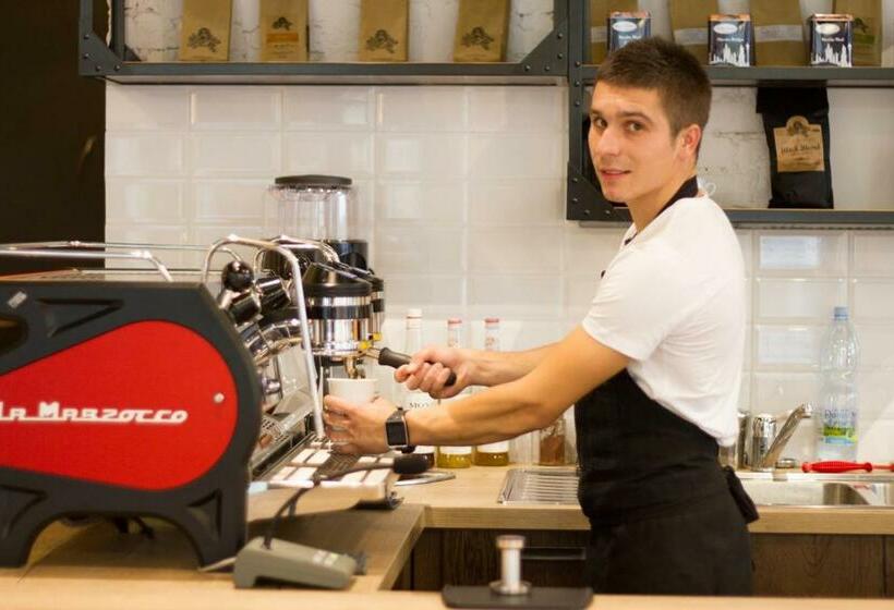 استودیوی استاندارد, Royal Court Legerova