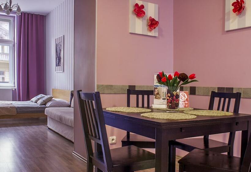 استودیوی استاندارد, Royal Court Legerova