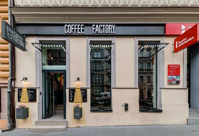 آپارتمان خانوادگی, Royal Court Legerova