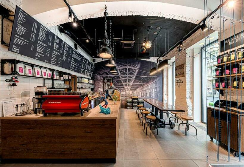 آپارتمان خانوادگی, Royal Court Legerova