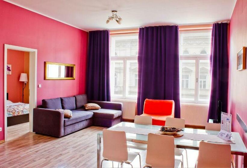 آپارتمان خانوادگی, Royal Court Legerova