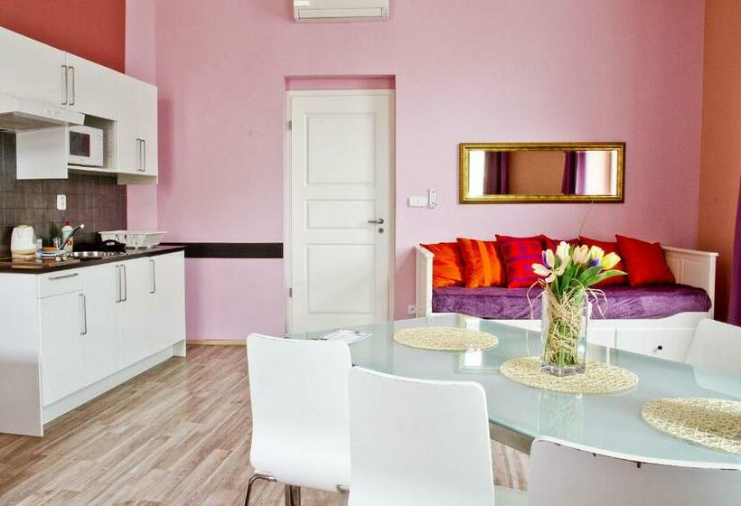 آپارتمان خانوادگی, Royal Court Legerova