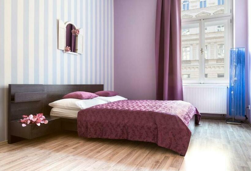 آپارتمان خانوادگی, Royal Court Legerova